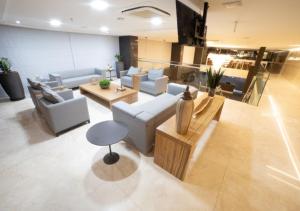 a large living room with couches and a table at Nord Luxxor Citymix in Campina Grande