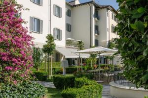 a view of the courtyard of a hotel with pink flowers at Palazzo Castri 1874 Spa & Garden in Florence
