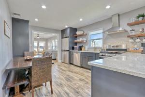 a large kitchen with a counter and a kitchen island at Bridge Haus in New Braunfels