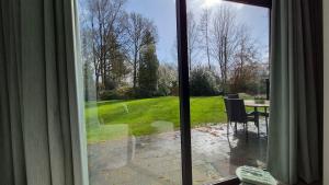 Blick aus einem Fenster auf eine Terrasse mit einem Tisch in der Unterkunft De Kansel in Nieuw-Dordrecht + 46 Fotos