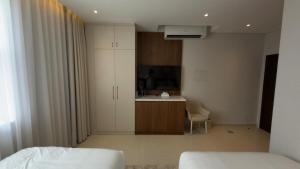 a bedroom with a bed and a kitchen with a sink at Hatta Residence in Hatta