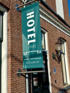 a sign on the side of a brick building at Boutique Hotel Joure - centrum & haven in Joure