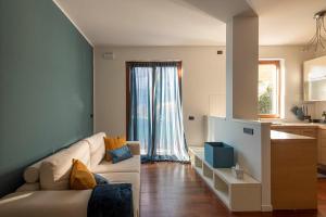 a living room with a couch and a kitchen at La Casetta di Gio in Busnago +9 photos