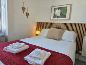 a bedroom with a bed with towels on it at Grindlay Street Residence, 2 Bedroom, 2 Bathroom apartment close to Castle in Edinburgh