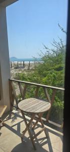 a wooden bench sitting on a balcony looking at the beach at Casa Laud Cuarto Guamuchil in Guayabas