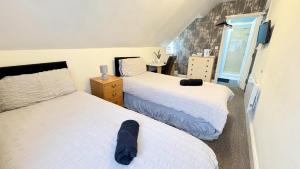 two beds in a room with two beds sidx sidx sidx at Travellers Rest Motel in Ingoldmells
