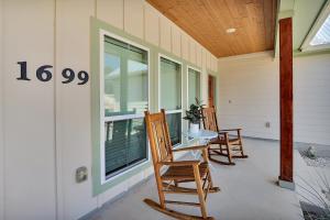 eine Veranda mit Stühlen und einem Tisch an einem Haus in der Unterkunft Fox Trot in Canyon Lake