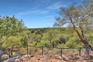 Blick von einem Hügel mit Bäumen in der Unterkunft Fox Trot in Canyon Lake