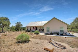 ein Haus mitten auf einem Feld in der Unterkunft Fox Trot in Canyon Lake