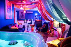 a living room with a tub in the middle at NÜ-DE GITES ET SPA in Zuydcoote