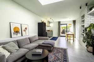 a living room with a couch and a table at Ferox Stay in Varsenare