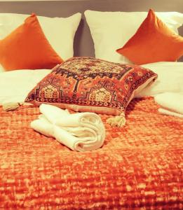 a bed with a pile of towels and a pillow at Chillout Zone Neuss - Apartment mit Balkon in Neuss
