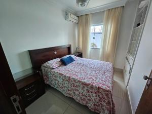 a bedroom with a bed and a window at Corpo Arte Acomodação in Goiânia +3 photos