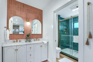 a bathroom with a shower and a sink and a toilet at Dew Drop Inn in Wimberley