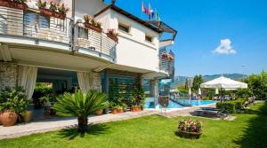 a hotel with a yard and a swimming pool at Hotel Poseidon in Terracina