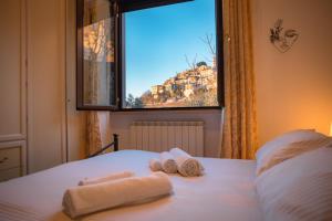 ein Schlafzimmer mit zwei Handtüchern auf einem Bett mit Fenster in der Unterkunft Casa Stefano in Casperia + 42 Fotos