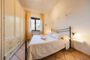 ein Schlafzimmer mit einem Bett, auf dem ein Teddybär liegt in der Unterkunft Casa Stefano in Casperia