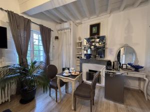 a living room with a table and a fireplace at hôtel particulier d'hôte le Philippe-le-Bel in Villeneuve-lès-Avignon