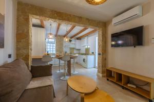 a living room with a couch and a table at Apartamento Las Gaviotas 9A in Tarifa