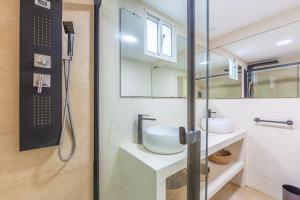 a bathroom with a sink and a shower at Apartamento Las Gaviotas 9A in Tarifa +28 photos