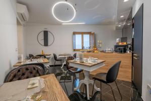 a dining room with tables and chairs and a kitchen at B&B Rocca del Civitillo in Notaresco +37 photos