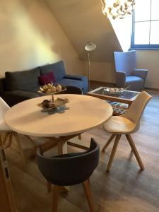 a living room with a table and chairs at Ferienwohnung Himmel und Hölle in Freiberg