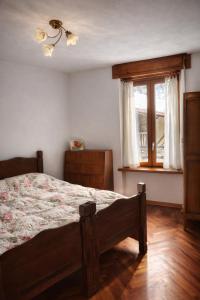 a bedroom with a bed and a window at Appartamento Alta Valle Maira - Midia in Villaro
