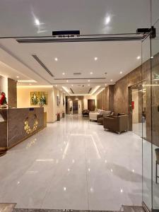 a large lobby with a large white tile floor at Almasar Hotel in Maţār as Sīb ad Duwalī
