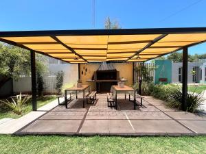 a pavilion with tables and a grill in a yard at Departamentos Equipados Realico in Realicó