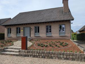 a house with a garden in front of it at Aan de bosrand in Opglabbeek