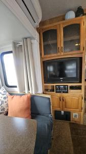 a living room with a couch and a tv in a trailer at Camping El Torres in Villajoyosa