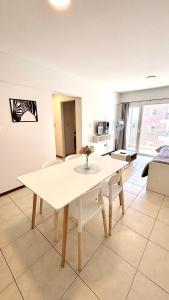 a living room with a white table in a room at Amoblado Temporal M&S 5 M in Neuquén