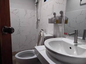 a bathroom with a sink and a toilet at LUCKY PAI Resort&Hostel in Pai
