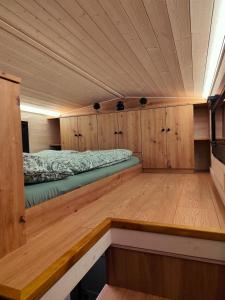 a small room with a bed in a sauna at Dauny House - Dein Tiny House Erlebnis in der Vulkaneifel in Daun