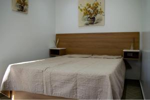 a bedroom with a bed with a white bedspread at Hotel Royal a 5 min del consulado EE UU in Heroica Nogales