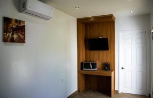 a room with a door and a microwave on a counter at Hotel Royal a 5 min del consulado EE UU in Heroica Nogales