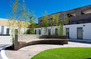 a concrete bench in front of a building at Hotel Royal a 5 min del consulado EE UU in Heroica Nogales