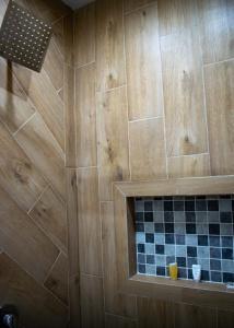a bathroom with a shower with a tiled wall at Hotel Royal a 5 min del consulado EE UU in Heroica Nogales +19 photos