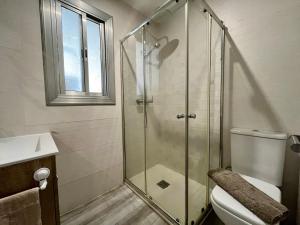 a bathroom with a shower and a toilet and a sink at Habitación privada en apartamento compartido junto al Aeropuerto y Fira Barcelona in El Prat de Llobregat