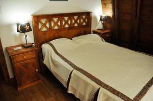 a bedroom with a large bed and two night stands at Cabañas Balboa in Costa del Este