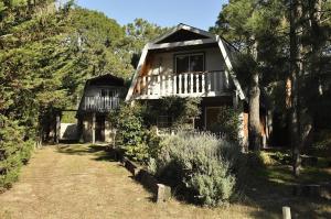 an old house with a porch and a balcony at Cabañas Balboa in Costa del Este