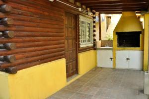a kitchen with a wooden wall and a door at Cabañas Balboa in Costa del Este
