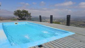 a blue swimming pool on top of a roof at Romantic Getaway Peace and a Unique View in Quillota