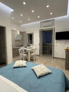 ein Schlafzimmer mit einem blauen Bett und zwei Kissen darauf in der Unterkunft Aleila in Bacoli