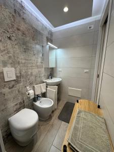 ein Badezimmer mit Toilette und Waschbecken in der Unterkunft Aleila in Bacoli
