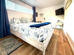 a bedroom with a bed with a blue blanket on it at Cambria Mountain View Retreat in Cambria