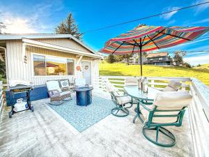 a patio with a table and chairs and an umbrella at Cambria Mountain View Retreat in Cambria