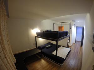 En eller flere senger på et rom på Hotel N45
