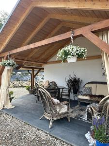a patio with wicker chairs and a table at U Borowiczów in Białka Tatrzańska