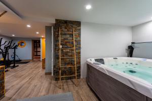 Scharrachbergheim IrmstettにあるHotel et Spa du Scharrachの部屋の中央にあるジャグジー浴槽